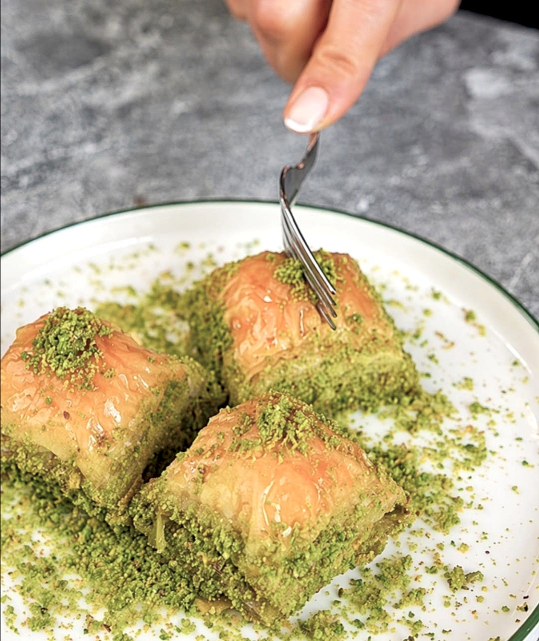 SÜTLÜ KEYİF DERİNCE DE TATLI SALONU
